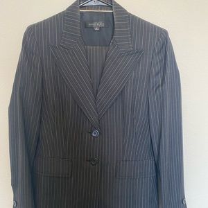 Anne Klein size 6, pant suit, straight late with a slight flare, gray pinstripe
